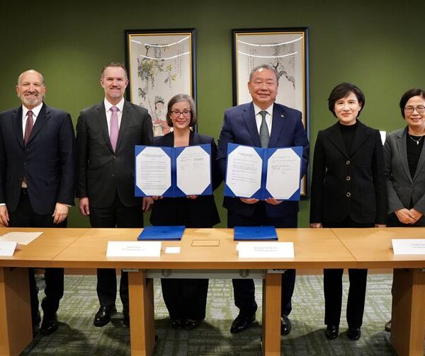 台灣新聞通訊社-中國大跳腳！台美ART協定簽署　美駐中使館秀雙方官員燦笑合照