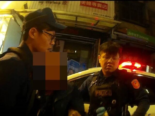 台灣新聞通訊社-台中男大鬧逢甲夜市！暴走嗆「找你麻煩」竟是看魔術鬧烏龍　慘遭警壓制