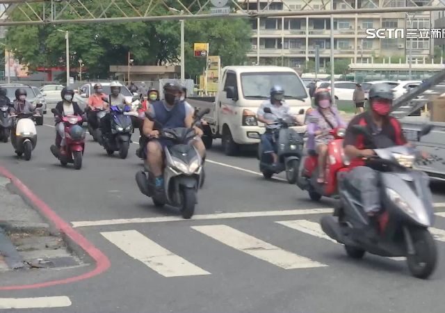 台灣新聞通訊社-駕駛注意！老舊油車汰換電動車　環境部：最高可領16000元