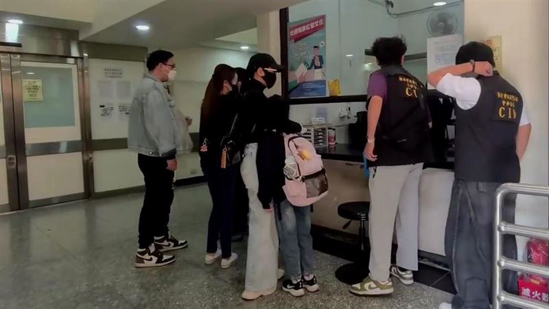 台灣新聞通訊社-馬如龍49歲兒猝死！遺孀、小女兒現身板橋殯儀館　檢警今相驗調查死因