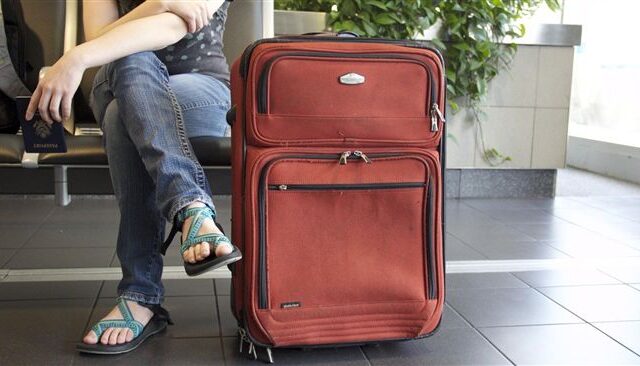 台灣新聞通訊社-用不到2年就壞了！地勤曝行李箱「避雷關鍵」：買前先冷靜3秒