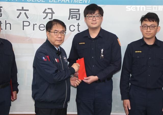 台灣新聞通訊社-足療師隨機殺人…20cm磨皮刀「捅破肚」拉陪葬！黃偉哲表揚5勇警名字曝