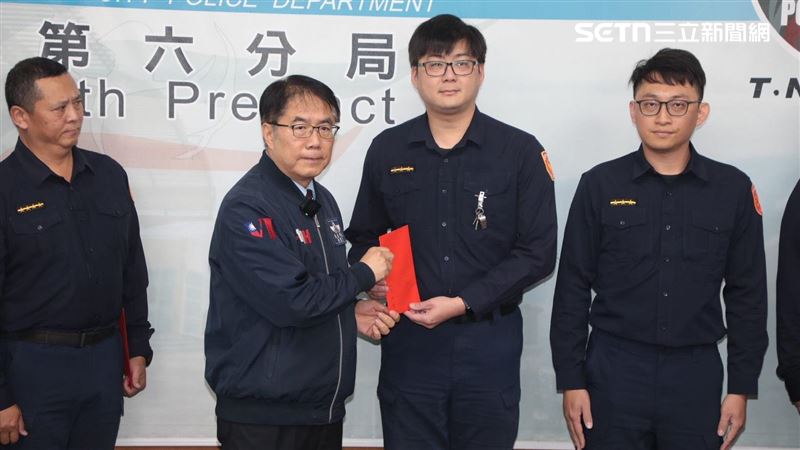 台灣新聞通訊社-足療師隨機殺人…20cm磨皮刀「捅破肚」拉陪葬！黃偉哲表揚5勇警名字曝