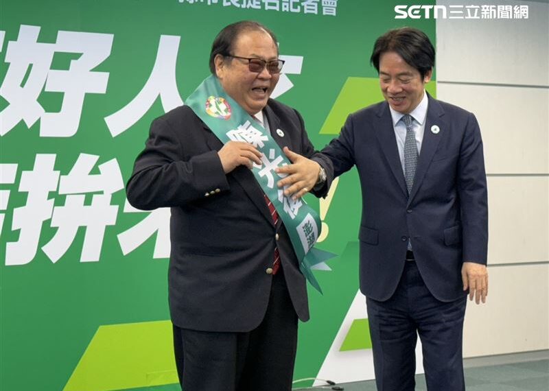 台灣新聞通訊社-直擊／帶傷出席提名記者會！陳光復披競選背帶突踉蹌　賴清德急攙扶