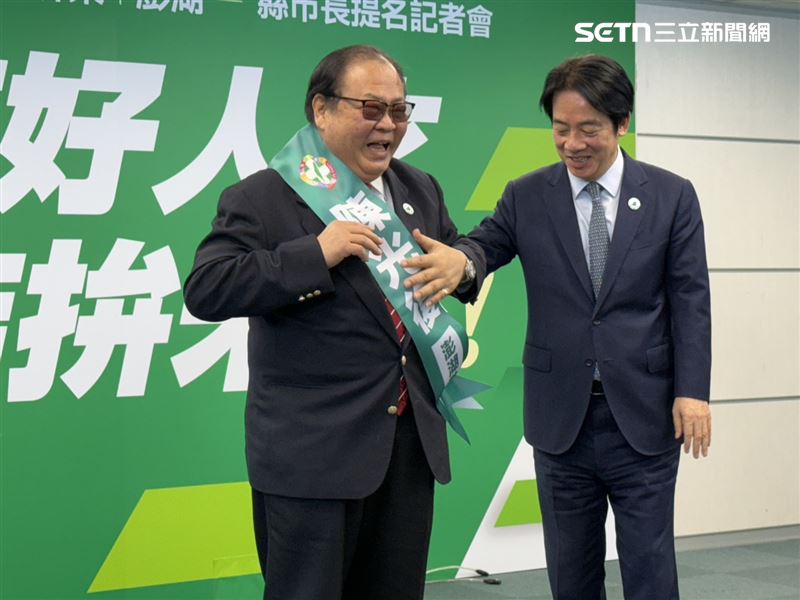 台灣新聞通訊社-直擊／帶傷出席提名記者會！陳光復披競選背帶突踉蹌　賴清德急攙扶