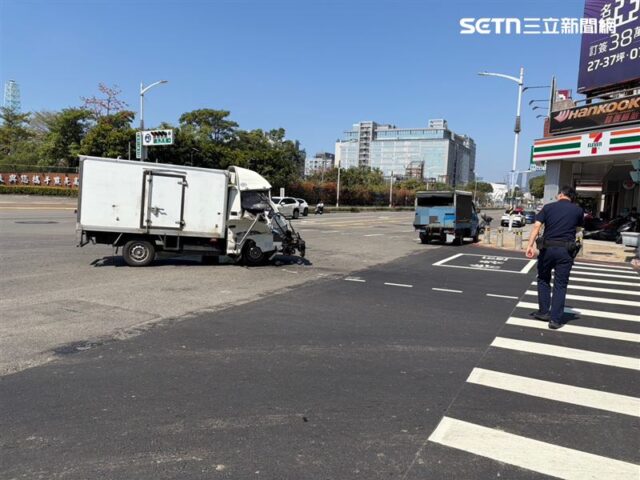 台灣新聞通訊社-高雄追撞意外！小貨車「車頭擠成一團」乘客困車內頭破血流