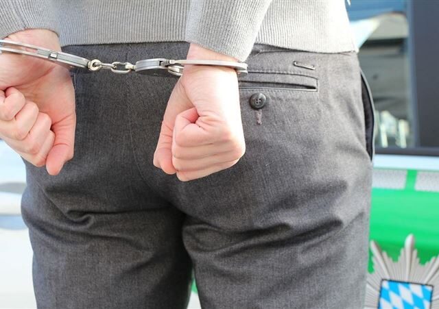 台灣新聞通訊社-不爽前男友欠4萬！19歲女帶現任男友上門討債　雙方爆衝突揮刀釀3傷