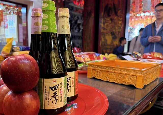 台灣新聞通訊社-從101登頂拜鳳梨到供桌搭配！台灣人把務實與幽默感也一起拜進生活裡