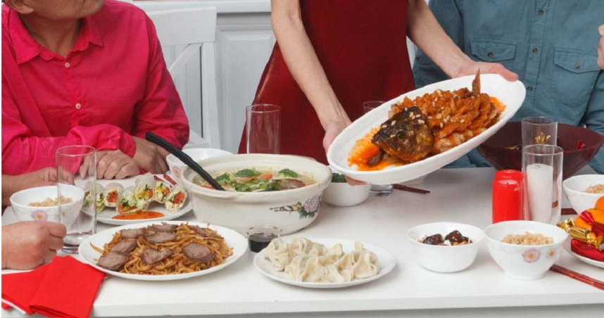 台灣新聞通訊社-婆婆嫌年菜難吃還逼做家事　人妻氣炸：娶媳婦就全家沒用的家庭