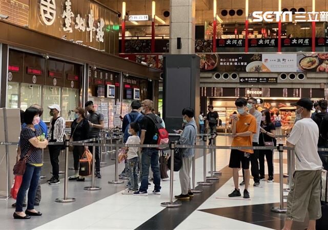 台灣新聞通訊社-北車驚傳男子持刀！民眾驚慌通報「10公分長刀」　警調閱監視器查身分