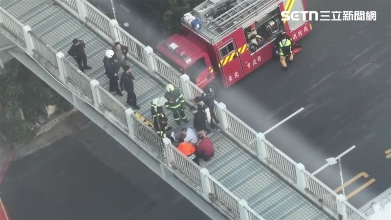 台灣新聞通訊社-一度懸在半空中！抗議常客北車前跳陸橋　4警消及時抓住手腳拉回