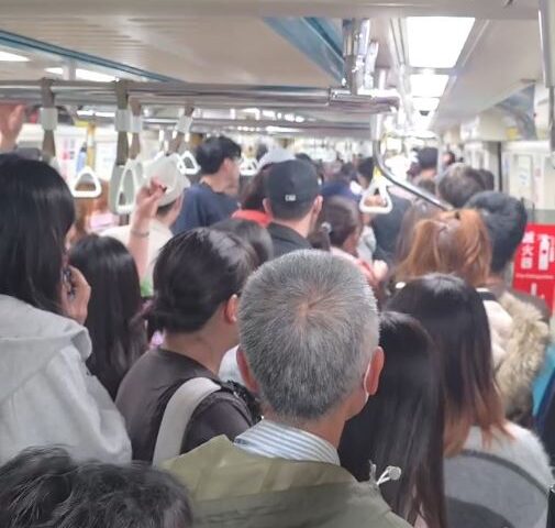 台灣新聞通訊社-西門往龍山寺捷運驚魂！長者揮傘引發「大逃殺」　北捷：誤會一場已排除