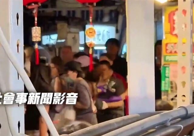 台灣新聞通訊社-高雄瑞豐夜市晚間濺血！攤商兄弟為「外食」大打出手　路人全看傻眼