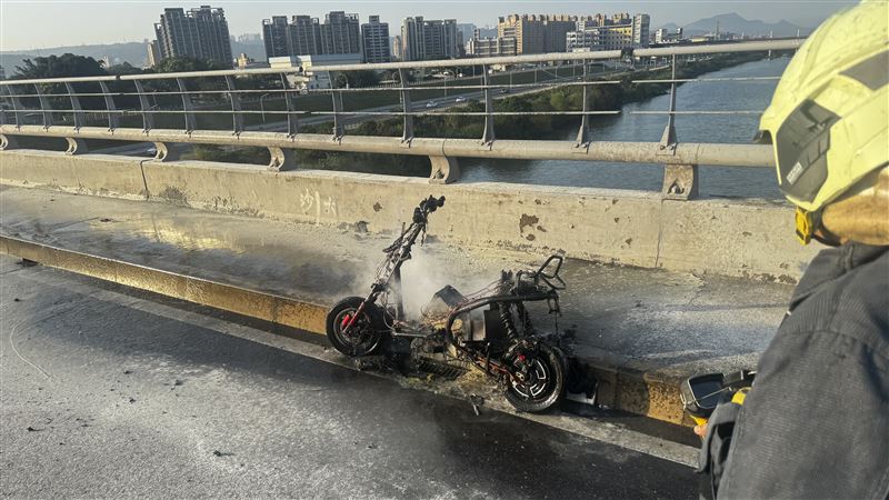 台灣新聞通訊社-16歲少年騎電動車浮洲橋自摔火燒車　火煙竄天嚇壞人