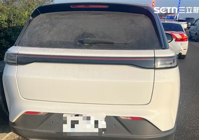 台灣新聞通訊社-春節連假驚魂！老翁開車上國道「半昏迷」一路擦撞護欄…急送醫撿回一命