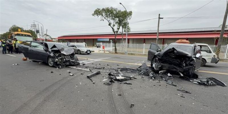台灣新聞通訊社-雲林台3線驚悚對撞！休旅車「失控逆向直衝」猛撞轎車　5人急送醫