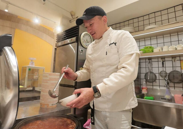 台灣新聞通訊社-咖哩老闆送暖／逃家少年化身餐點天使！連江蕙都動容　年送數千份待用餐