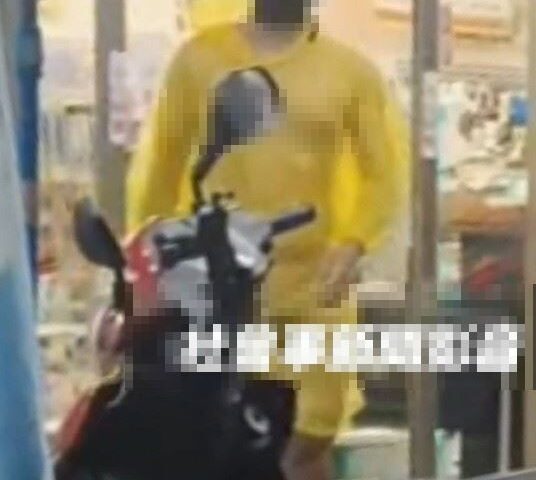 台灣新聞通訊社-獨家／逛超商…戴帽、遮臉露五官「雨衣貼膚」全裸透視！荒唐男下場曝