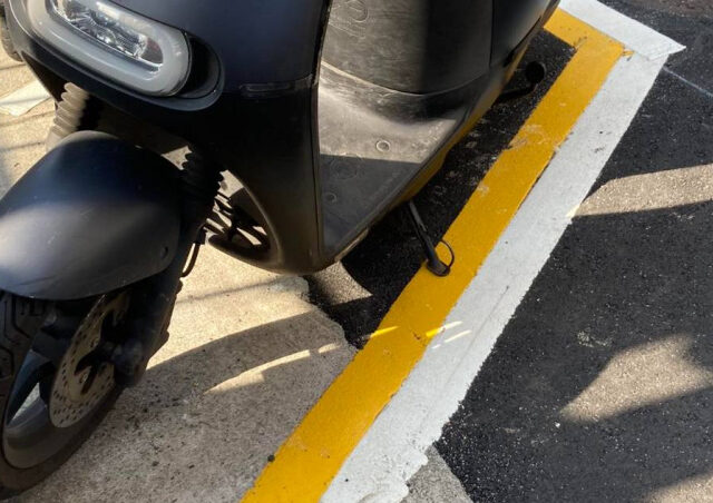 台灣新聞通訊社-機車格白線內再劃黃線什麼狀況？她不解　內行人解答：是你金錢的顏色