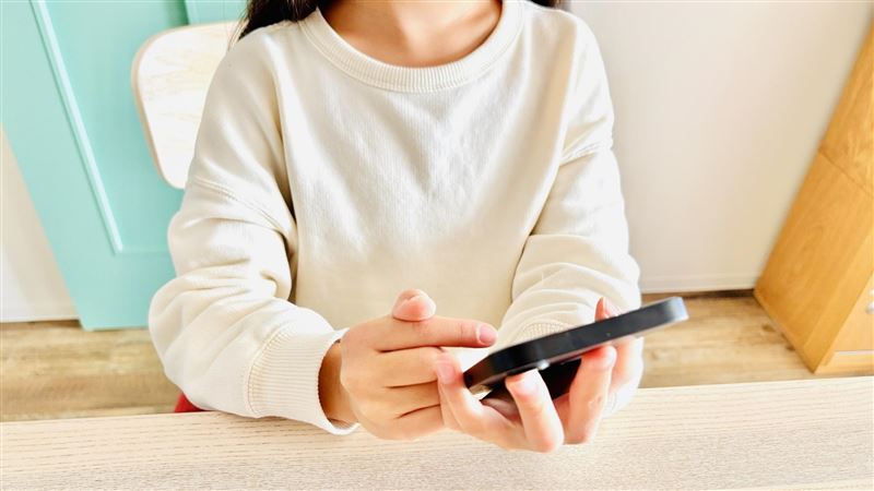 台灣新聞通訊社-父母禁玩南韓戀愛手遊！印度3姊妹集體墜樓亡…房內驚見「絕望日記」