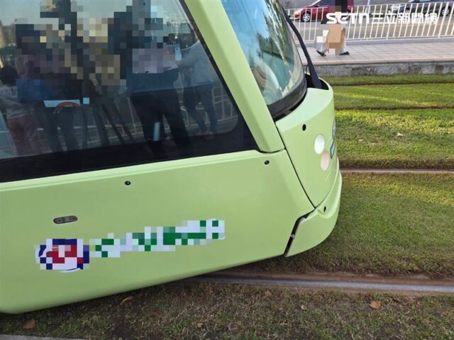 台灣新聞通訊社-畫面曝光！他牽8歲兒「穿越軌道」下秒被輕軌撞2人送醫　父涉1罪遭送辦