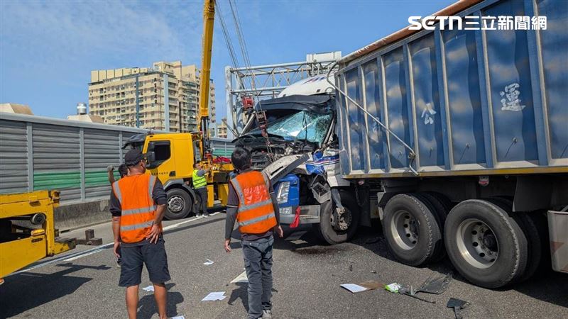 台灣新聞通訊社-快訊／國1重大車禍！「拖板車+砂石車+貨櫃車」折甘蔗…1人受困搜救中