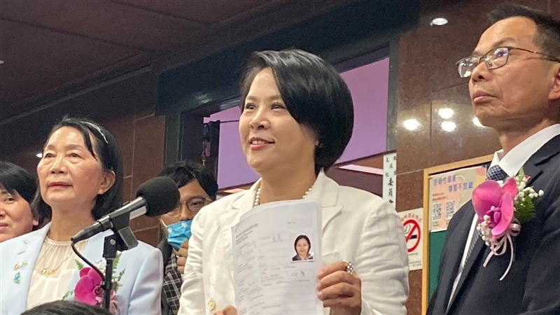 台灣新聞通訊社-李貞秀國籍爭議延燒！沈伯洋點名韓國瑜開嗆：若不依法解職就是瀆職