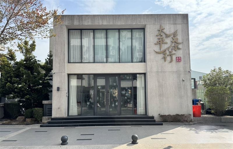 台灣新聞通訊社-快訊／台中太平茶行遭開20多槍！玻璃門佈滿彈孔　未成年槍手自行投案