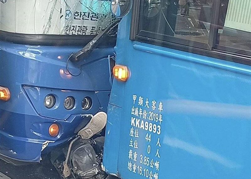 台灣新聞通訊社-快訊／另名男騎士已送醫！機車遭2遊覽車前後夾擊　女騎士受困車底
