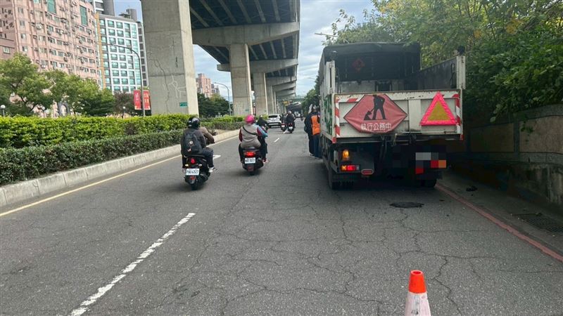 台灣新聞通訊社-新北機車猛撞執行公務環保車　騎士命危送醫急救無效身亡