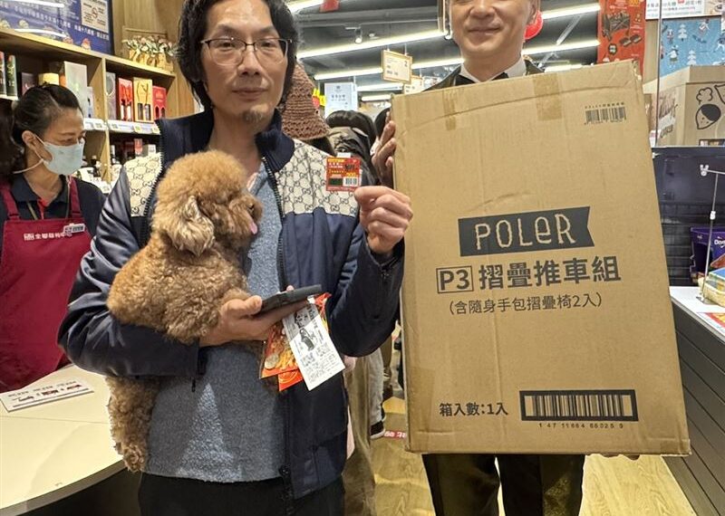 台灣新聞通訊社-全聯、大全聯福袋開搶!頭香前一天11點就來排 全聯先生久違現身了