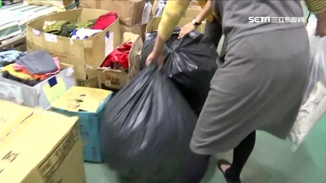 台灣新聞通訊社-【一文看懂】好多人都丟錯！舊衣物、棉被、枕頭怎麼丟？環保局解答了