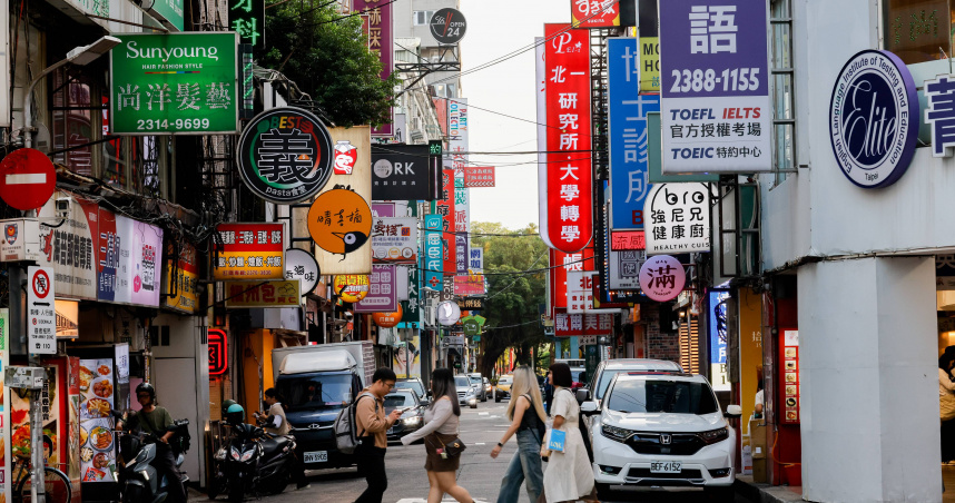 台灣新聞通訊社-女學生「闖紅燈挨罰500」爆哭 警遞面紙安慰:30天內都能繳