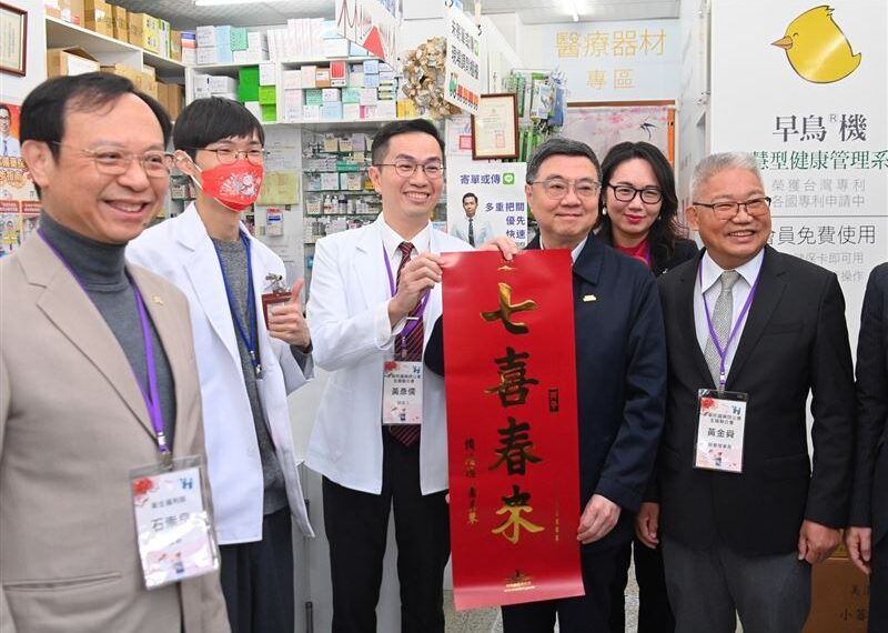 台灣新聞通訊社-卓榮泰初一訪視社區藥局!讚全國48%藥局春節不打烊 守護春節用藥安全