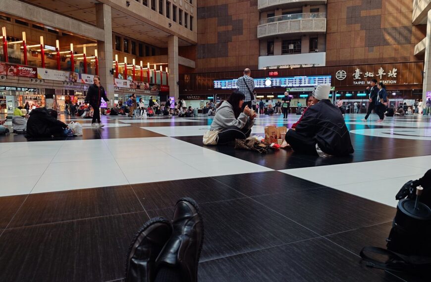 台灣新聞通訊社-被趕出家門？鄭運鵬現身北車地板「原來坐這的感覺是這樣」　網瘋問1事