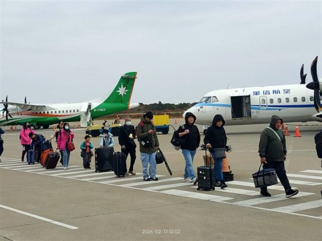台灣新聞通訊社-回家過年好難！馬祖濃霧、海象惡「海空接連卡關」民航局加開班機疏運