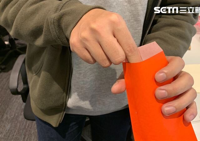 台灣新聞通訊社-不包太絕了？她「1原因」給父母紅包縮水　眾人教一招：面子裡子都顧到