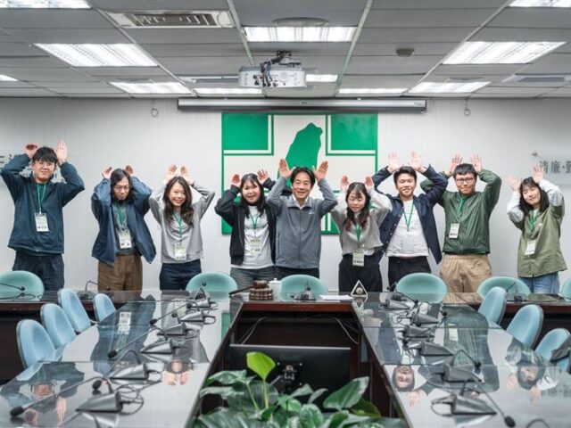 台灣新聞通訊社-營隊青年拱「穿海灘褲+花襯衫」　賴清德聽這答案笑回：那就考慮