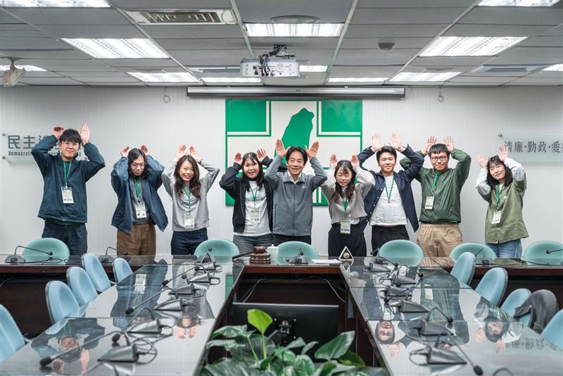 台灣新聞通訊社-營隊青年拱「穿海灘褲+花襯衫」 賴清德聽這答案笑回:那就考慮