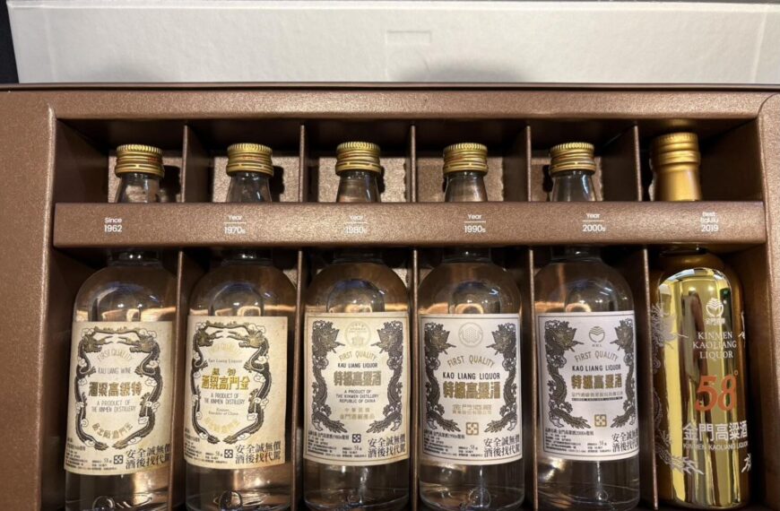 台灣新聞通訊社-不是印錯!金門高粱酒標反著讀有典故 孩子一問讓大人全愣住