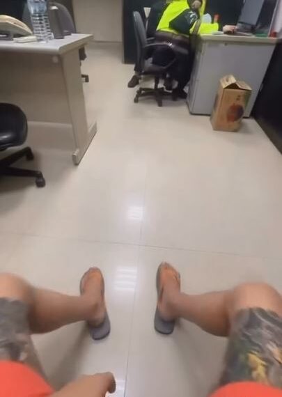 台灣新聞通訊社-台中毒蟲被抓全程錄影PO網！派出所偵訊室全公開…爽玩手機超扯畫面曝