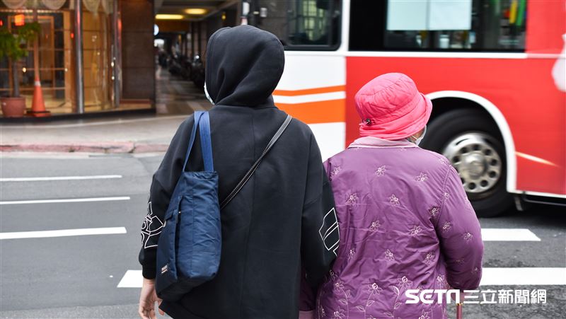 台灣新聞通訊社-今晚變天雨區擴大！寒流接力發威　週末跌破10度「最凍時刻曝光」