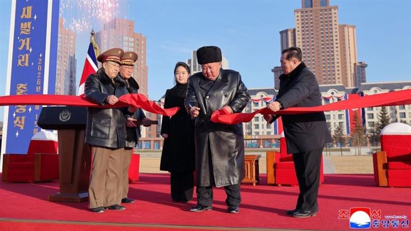 台灣新聞通訊社-金正恩贈新宅給助俄戰亡兵家屬 攜女兒金主愛親訪慰問塑造親民形象