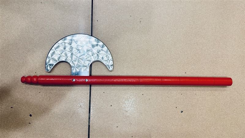 台灣新聞通訊社-花2千買乩童「月斧」炫寶！板橋男深夜街頭亂揮嚇壞路人　警沒收裁罰