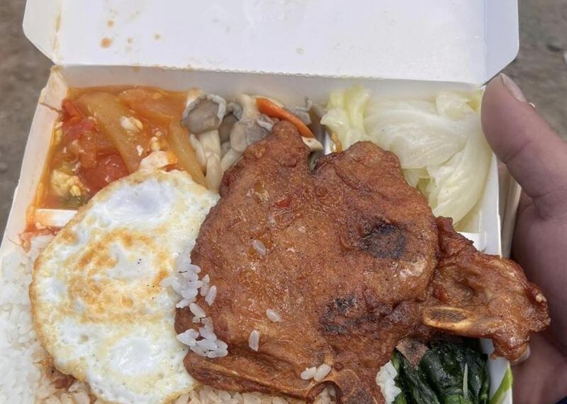 台灣新聞通訊社-客轟排骨便當145元合理？老闆抓包「暗槓2條魚」　超爽打臉文萬人朝聖