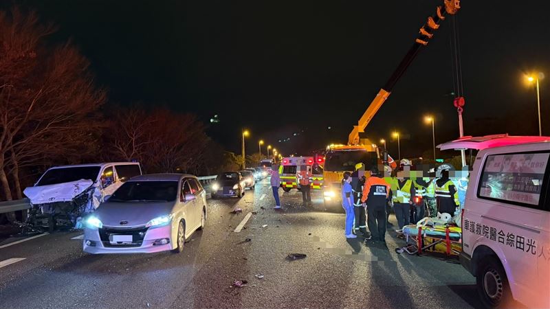 台灣新聞通訊社-國道3深夜死亡車禍！轎車遭連2撞「失控側翻」　56歲女受困當場死亡