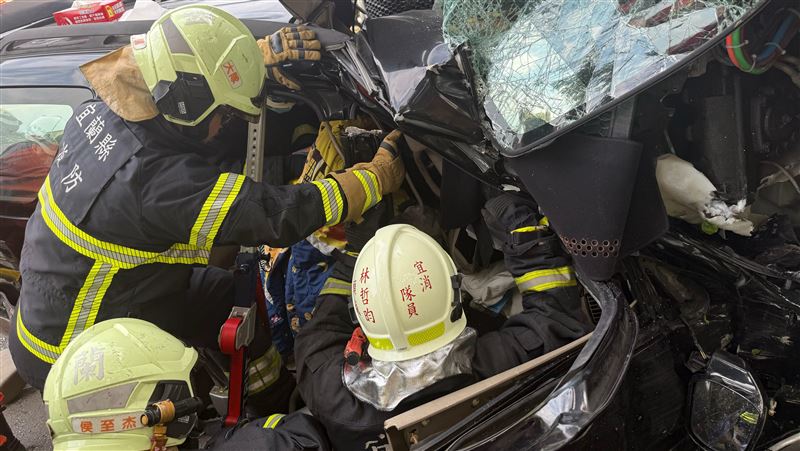 台灣新聞通訊社-快訊／宜蘭重大車禍！砂石車逆向衝撞休旅車　2人受困命危搶救中
