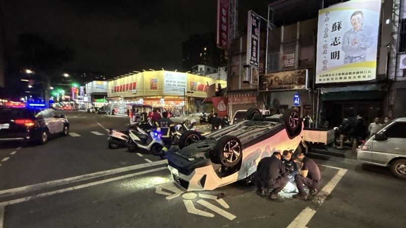 台灣新聞通訊社-鳳山毒駕男拒檢狂飆！逆向連闖4紅燈失控自撞翻車…慘吞16萬罰單