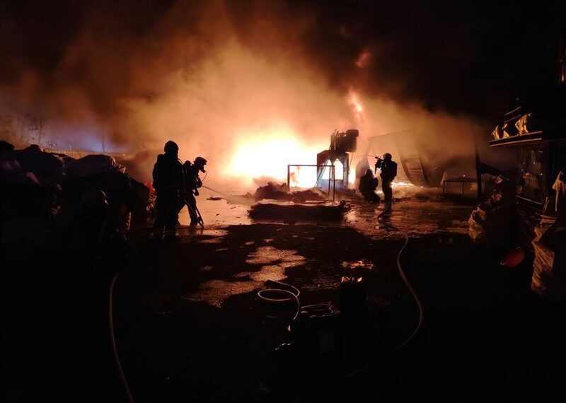 台灣新聞通訊社-除夕夜燒到年初一！桃園「8小時30起火警」鐵皮工廠「全面燃燒」