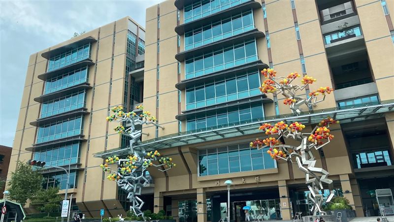 台灣新聞通訊社-快訊／新影片證實「找廠商執刀」中榮認定2醫師違法：停止手術從重處份